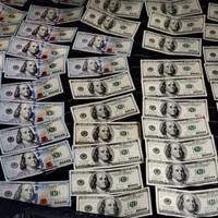 У Тернополі біля McDonald’s з автомобіля викрали 6000 доларів, 10000 злотих і 3000 грн