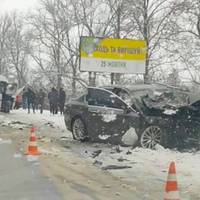 Лобове зіткнення: на Тернопільщині легковий автомобіль врізався у пасажирський мікроавтобус (фото, відео)