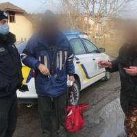 Старенького знайшли на узбіччі: тернопільські патрульні врятували дідуся, що втратив пам'ять