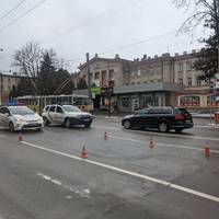В центрі Тернополя чергове провалля. На місці працює поліція (фото)