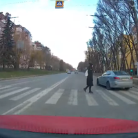 Через необачність одного з водіїв під колесами авто ледь не опинились двоє дітей (Відео)