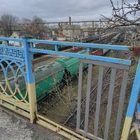 «Вікно у потойбіччя»: на мості в Тернополі у будь-який момент може трапитись трагедія