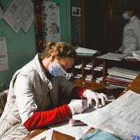 Люди з COVID-19 йдуть три кілометри до сімейного лікаря і стоять в чергах на тест на холоді