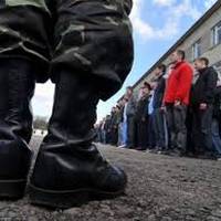 Заломали руки, запхали в машину: у Тернополі посеред вулиці ловлять призовників (Відео)