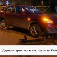 Вирвало колесо і бампер: у Тернополі на Симоненка сталася аварія (фото, відео)