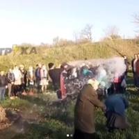“Такого ви ще не бачили”: на Великдень священник освятив вірян водою просто з відра (ВІДЕО)