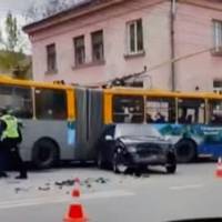 Рух заблокований: у Тернополі легковик врізався у тролейбус (фото, відео)