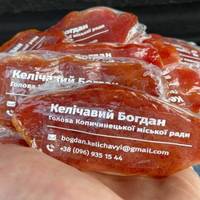 “Мер ковбасної столиці”: на Тернопільщині голова громади виготовив візитки з в’яленого м’яса