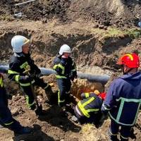 Жахлива трагедія у Тернополі: чоловік загинув у глибоченній траншеї, ще одного врятували. ФОТО