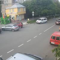 У Тернополі на пішохідному переході мало не збили маленьку дитину (відео)