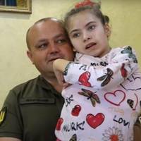 На Тернопіллі військовий після втрати дружини мріє, аби його хвора на ДЦП донька, одужала (відео)