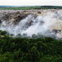 Поблизу Тернополя продовжує горіти сміттєзвалище