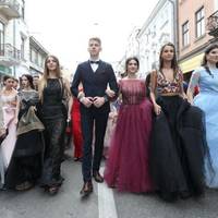 У Тернополі відбудеться урочиста хода випускників. Як ділянки центральних доріг перекриють