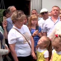 Обійми та діалоги. Тимошенко виступила на базарі в Тернополі