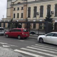 Тернопільські таксисти привласнили зону для швидкої посадки та висадки пасажирів на залізничному вокзалі