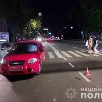 “Раптово вибіг”: у Тернополі водій на “Шевроле” збив на переході п’яного чоловіка