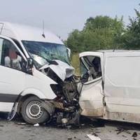 Два буси зіткнулись лоб у лоб: перед Кам’янками жахлива ДТП. Один з водіїв загинув, ще троє людей в тяжкому стані