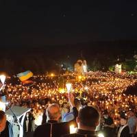 У Зарваниці відбувся велелюдний похід зі свічками