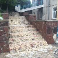 “Автоматичний вихід по течії”: на Тернопільщині лікарняні сходи перетворилися у водоспад (Відео)