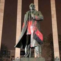 За наругу над пам’ятником Бандері у Львові судять програмістку з Тернопільщини (Фото)