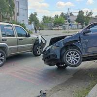 На Бродівській у Тернополі подвійна ДТП: одне з авто повисло на металевій огорожі