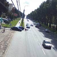 У Тернополі керманич електросамоката врізався в авто на ходу (Відео)
