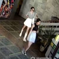 У Тернополі розшукують двох дівчат та хлопця, які можуть бути причетні до крадіжки (ВІДЕО)