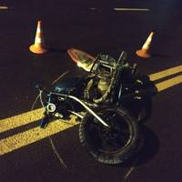 Подвійна ДТП у Тернополі: мотоцикліст в’їхав у електроопору, а водій на “Шкоді” в мотоцикл (Фото)