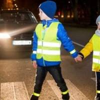 Будь видимим для водія: у Тернополі дітям безоплатно роздають світловідбивачі (Відео)
