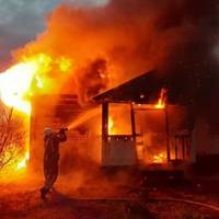 Під ранок у Тернополі спалахнув дачний будинок: обгорів дах та стіни