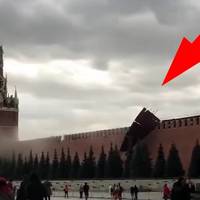 «Кремль зносить вітром»: негода знесла частину муру на Червоній площі (відео)
