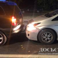 Відео. У Тернополі п’яна водійка вчинила ДТП та розбила вікно в патрульному авто