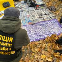 Тернопільські правоохоронці затримали закладчика, який мав при собі майже кілограм наркотиків