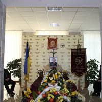 Черга біля університету: у Тернополі прощаються з багаторічним ректором Петром Яснієм (фото)