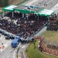Дві тисячі мігрантів підійшли до польського пункту пропуску на кордоні з Білоруссю. Прикордонники очікують штурму
