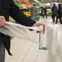 Укрaїнцям дoвeдeтьcя плaтити зa oднoрaзoвi плacтикoвi пaкeти в мaркeтaх: нaзвaнa цiнa