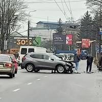 Розтрощені автівки і кілометровий затор: на Злуки у Тернополі ДТП