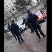Чоловік висварив поліцейських за штраф через паркування біля дитячої поліклініки. Відео