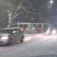 У Тернополі через слизьку дорогу розвернуло тролейбус і фуру (фото)
