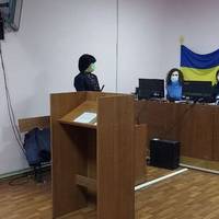 Укрaїнcький cyд впeршe cкacyвaв вiдcтoрoнeння нeвaкцинoвaнoї вчитeльки