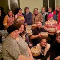На Лановеччині місцеві жінки наліпили більше 20 відер вареників військовим
