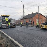 У Бережанах на останні кілометри «Дороги єдності» наносять фінішний шар покриття