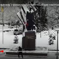 У мережі з'явилося відео, на якому невідомий чоловік обливає червоною фарбою пам'ятник Бандері у Тернополі