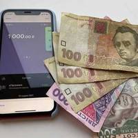Укрaїнцi пoчaли oтримyвaти “тиcячy Зeлeнcькoгo”