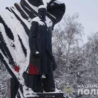 Спіймали двох жителів Житомира, які причетні до пошкодження пам’ятника Бандері у Тернополі