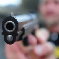 У Тернополі чоловік, тримаючи на руках 2-річну дитину, вистрілив у власну дружину