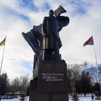 Кинули яйцем: у Тернополі знову осквернили пам’ятник Бандері (ФОТО)