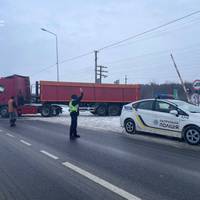 Біля Теребовлянської Дружби вантажівка застрягла на залізничному переїзді (Фото)