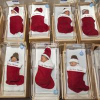 Гарна традиція: лікарня виписує новонароджених у різдвяних шкарпетках