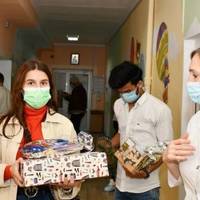 У Тернополі студенти медичного зібрали гроші та купили подарунки діткам, які хворіють на рак